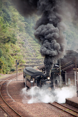 ドレンを吐きながら坂本発車