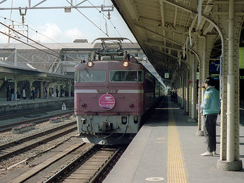 京都駅に進入するEF81-46牽引のトワイライトEXP