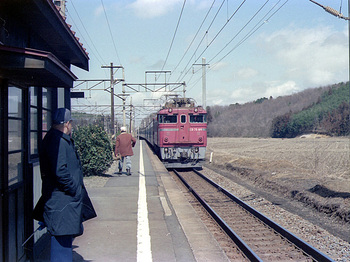 泉崎駅に到着するED75-89