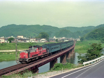 香住を発車する普通列車