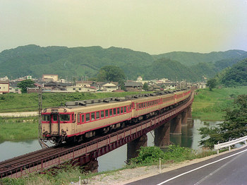 香住駅を発車するキハ58