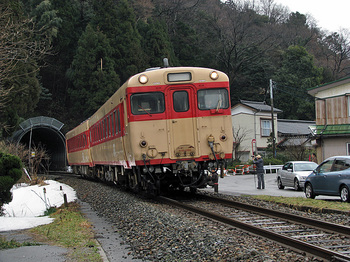 姫川トンネルを出たキハ58