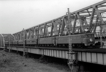 荒川鉄橋を渡るEF80