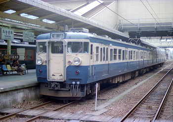 高崎駅に停車中のスカ色１１５系